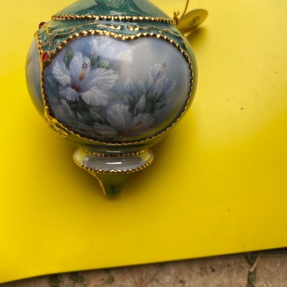 The Ruby- Throated Hummingbird and Anna’s Hummingbird Heirloom Porcelain Ornamen - Picture 7 of 10